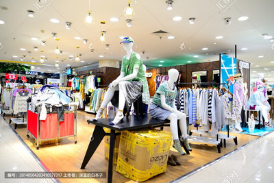 服装专卖场模特展示